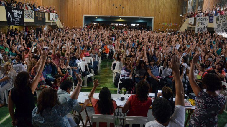 Una multitud de docentes se congregó ayer en la EPET 8. Decidieron endurecer las protestas.