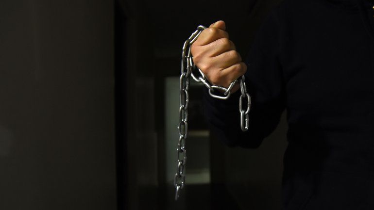 El hombre le pegó con la cadena del portón a su ex
