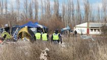 La policía, también personal femenino, recorre distintos sectores del predio de seis hectáreas. La policía, también personal femenino, recorre distintos sectores del predio de seis hectáreas.
