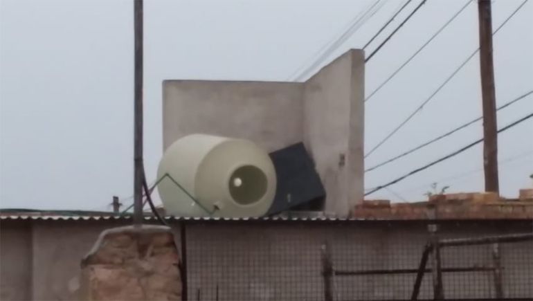 Un rayo impactó en el tanque de agua de una casa y lo derribó