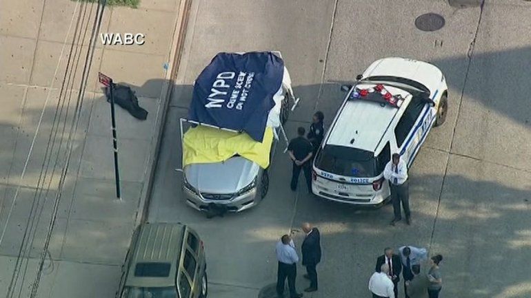 Olvidó a sus gemelos en  el auto y el calor los mató