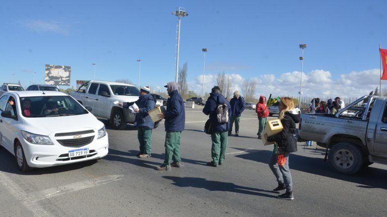 Los trabajadores panfletearon y juntaron fondos.