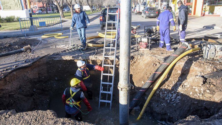 Cortan un carril de la Avenida Olascoaga y Lanín por reparación de un caño cloacal