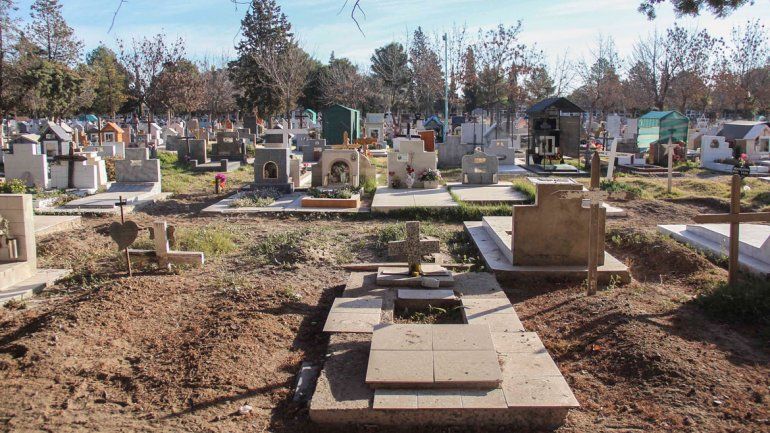 Suspendieron 20 días al municipal que canjeaba nichos en el cementerio por costillares
