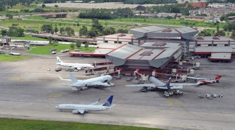 Cuba enfrenta una nueva fase de su crisis energética tras informar a aerolíneas que no podrá garantizar combustible para aviación.