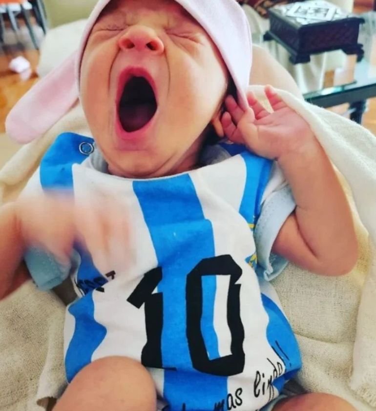 A cinco días del nacimiento de Charo, Débora D