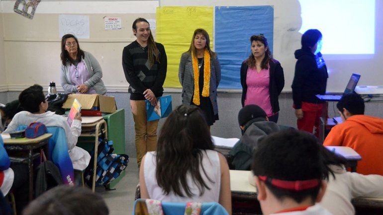Especialistas del hospital Heller y Fundación OJO en un aula de la Escuela 212 del oeste de la ciudad.