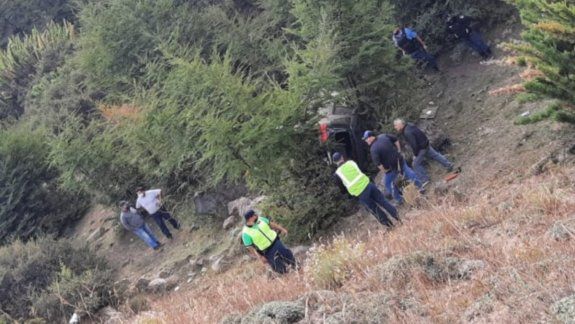 Madre e hijo se salvaron de milagro tras caer por un barranco