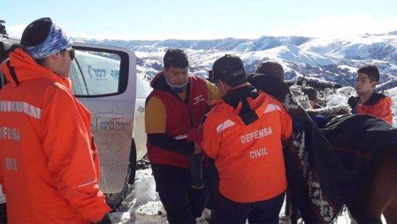 Rescataron a una mujer que estaba atrapada por la nieve