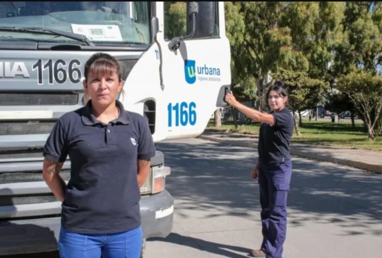 En marzo de 2021 Mariana Pérez y Lorena Díaz se habían sumado como choferes de los camiones de basura, y ahora llegó el turno de las recolectoras. En marzo de 2021 Mariana Pérez y Lorena Díaz se habían sumado como choferes de los camiones de basura, y ahora llegó el turno de las recolectoras. 