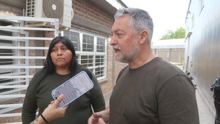 El secretario de Vinculación Estratégica, Mauricio Serenelli y Adriana López representante de los vecinos del barrio Hipeba. El secretario de Vinculación Estratégica, Mauricio Serenelli y Adriana López representante de los vecinos del barrio Hipeba.