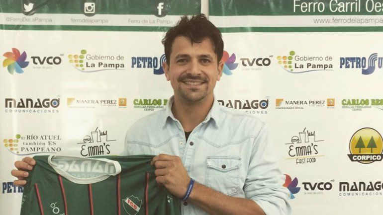 El ex arquero albinegro posó con&nbsp;la camiseta del Verdolaga.&nbsp;