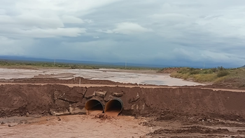 Volvió a cortarse el puente Carranza en Neuquén: la crecida del arroyo obligó a interrumpir el tránsito