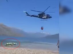 susto en lago puelo: un kayakista volco tras una maniobra de un helicoptero hidrante en plena emergencia susto en lago puelo: un kayakista volco tras una maniobra de un helicoptero hidrante en plena emergencia