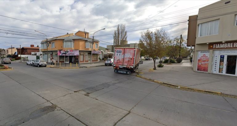 En la esquina de Mitre y Vallarino, en Puerto Madryn, hay varios comercios. En la esquina de Mitre y Vallarino, en Puerto Madryn, hay varios comercios. 