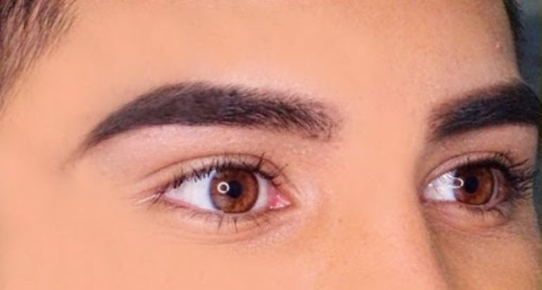 El perfilado de cejas es uno de los servicios cada vez más pedidos por los jóvenes en las barberías (foto ilustrativa). El perfilado de cejas es uno de los servicios cada vez más pedidos por los jóvenes en las barberías (foto ilustrativa).