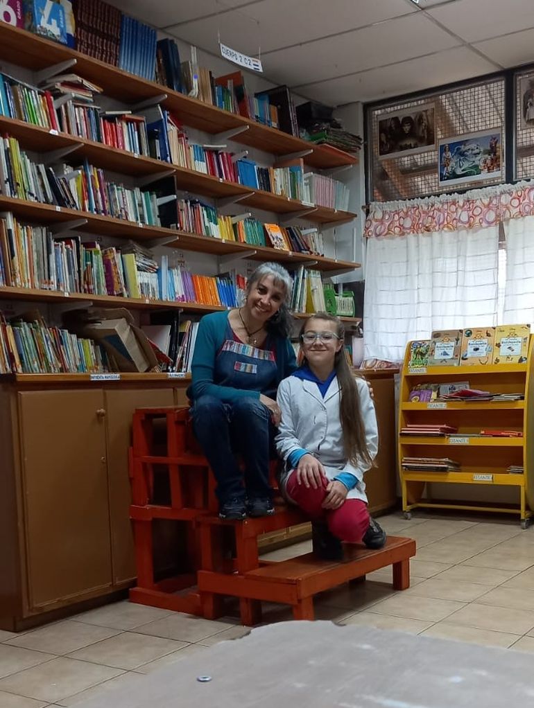 Fabiana Paz está a cargo de la biblioteca de la escuela donde asiste Amelia. “Es muy lectora y eso me encanta. Me cuenta los libros que lee cuando se va de vacaciones. La lectura en Amelia es una gran pasión y es muy lindo poder compartir e incentivarla en esa pasión”, dijo la bibliotecaria. Fabiana Paz está a cargo de la biblioteca de la escuela donde asiste Amelia. “Es muy lectora y eso me encanta. Me cuenta los libros que lee cuando se va de vacaciones. La lectura en Amelia es una gran pasión y es muy lindo poder compartir e incentivarla en esa pasión”, dijo la bibliotecaria.