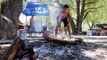 Cientos de neuquinos recibieron el 2026 en los balnearios en la costa del río Limay / Fotos Cientos de neuquinos recibieron el 2026 en los balnearios en la costa del río Limay / Fotos