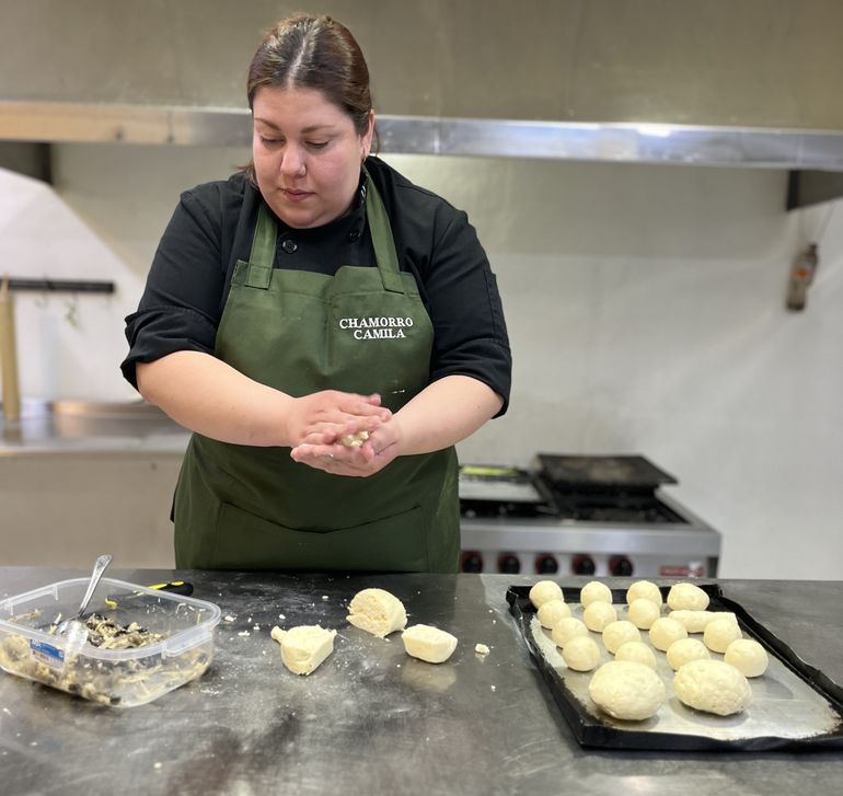 Camila Chamorro en acción haciendo chipá. Camila Chamorro en acción haciendo chipá.
