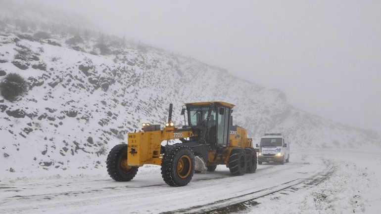 Vialidad trabaja para habilitar las rutas y hay varios sectores intransitables por el hielo