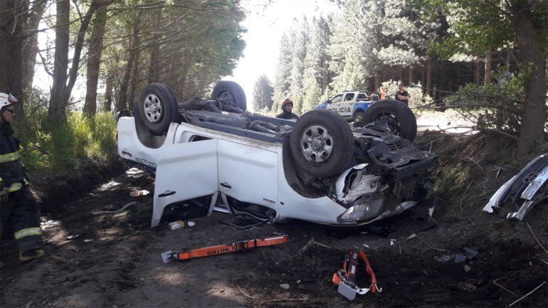 Perdió el control de la camioneta por un enorme pedazo de escombros y volcó