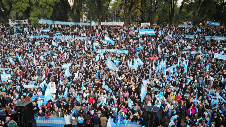 En Parque Lezama, una multitud espera por el saludo de CFK