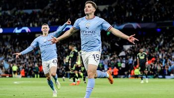En el Manchester City, también: Julián Álvarez festeja como Spider-Man. En el Manchester City, también: Julián Álvarez festeja como Spider-Man.
