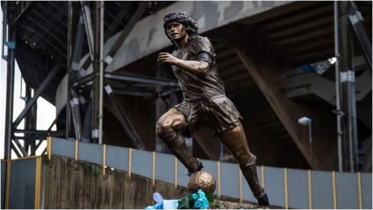 Qué ciudad quiere comprar la estatua de Diego Maradona que sacaron de la puerta del estadio del Napoli