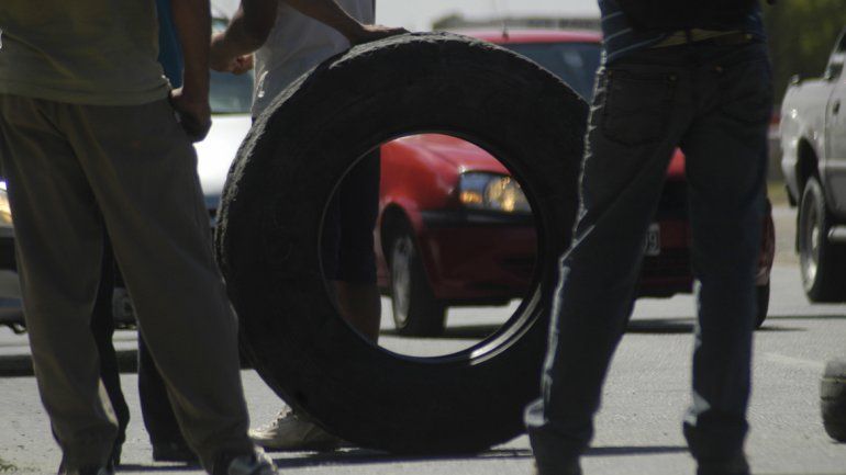 Desocupados de la Uocra cortan rutas en Añelo