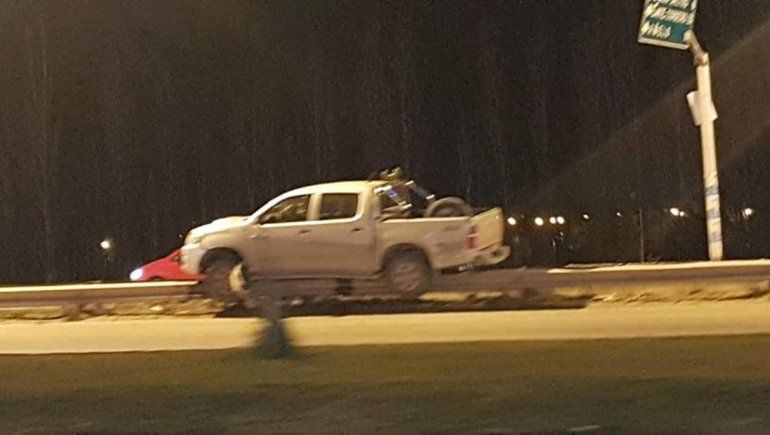 Ruta 7: Una camioneta quedó arriba del guardarrail