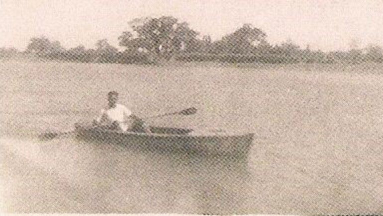 Canoa para llegar a la planta transmisora.