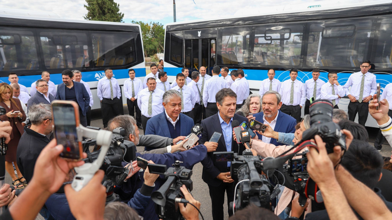 El intendente Mariano Gaido, junto al gobernador Rolando Figueroa, en la presentación de nuevas unidades y servicios de COLE. | LM Neuquen El intendente Mariano Gaido, junto al gobernador Rolando Figueroa, en la presentación de nuevas unidades y servicios de COLE.