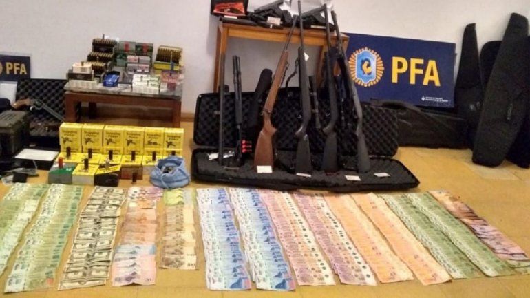 Durante el operativo rescataron a 10 personas y secuestraron armas.