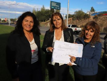La presidenta del Concejo Deliberante, Claudia Argumero; la subsecretaria de Infraestructura, Mariel Bruno y la jefa de Gabinete, María Pasqualini.