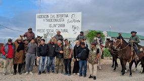 El grupo del Centro Folclórico Tierra y Tradición en Río Cuarto, poco antes de salir hacia Puerto Madryn para honrar a los héroes de Malvinas.