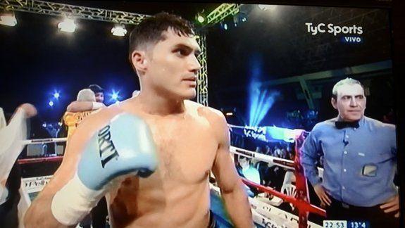 Supercampeón. Mauro el Rayo Godoy retuvo anoche en San Isidro el título argentino superligero al vencer por nocaut técnico en el primer round al rionegrino Gabriel Puñalef Calfín.