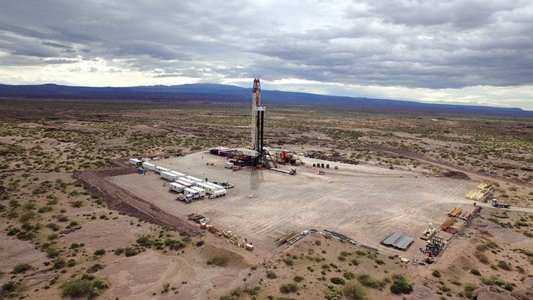 Tras la baja de 33 equipos y los 1500 despidos de YPF