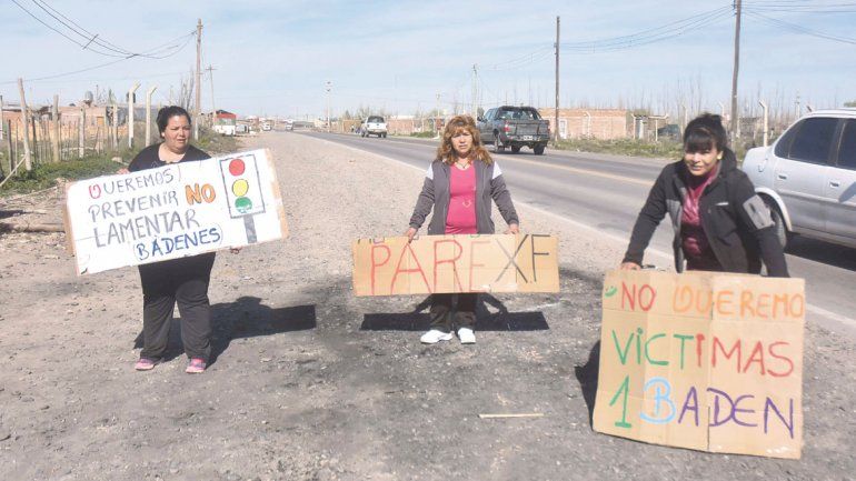 La calle Trabajadores de la Industria tiene 1800 metros. Los vecinos de la toma Ruca Antú reclaman lomos de burro para evitar una tragedia.
