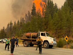 Imagen difundida por el gobierno chubutense de los recursos con los que combate los incendios forestales, en uno de los focos del siniestro. Imagen difundida por el gobierno chubutense de los recursos con los que combate los incendios forestales, en uno de los focos del siniestro.