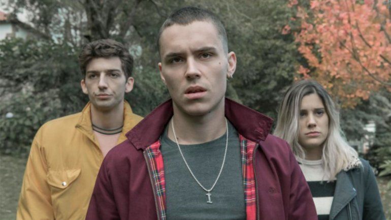 Está protagonizada por Arón Piper