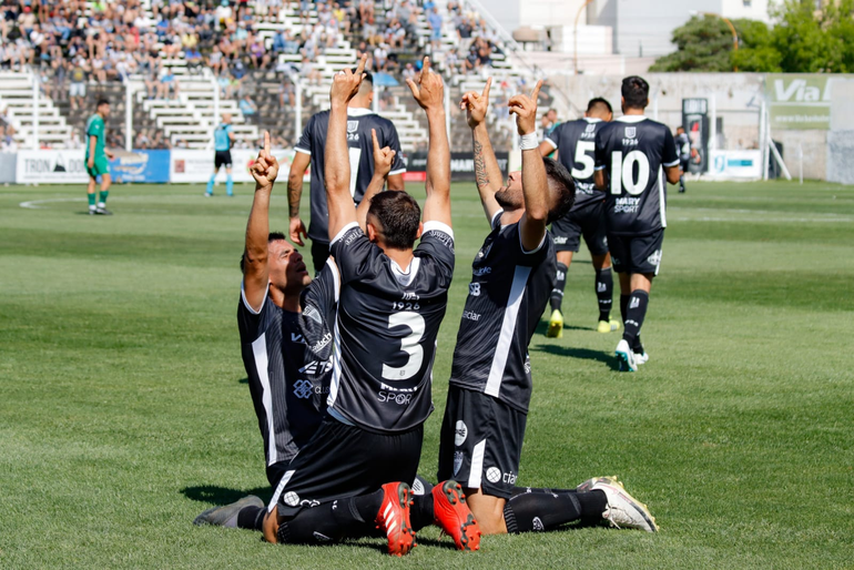 El festejo de Cipo por el 1 a 0 parcial. Luego vino el empate. (Foto Anahí Cárdena)