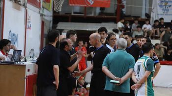 El DT de Pérfora, Fernando Claris, habla con el árbitro, Juan Cruz Félix. Atentamente mira, entre otros, Andrés García, técnico del Rojo. Fotos: Claudio Espinoza El DT de Pérfora, Fernando Claris, habla con el árbitro, Juan Cruz Félix. Atentamente mira, entre otros, Andrés García, técnico del Rojo. Fotos: Claudio Espinoza