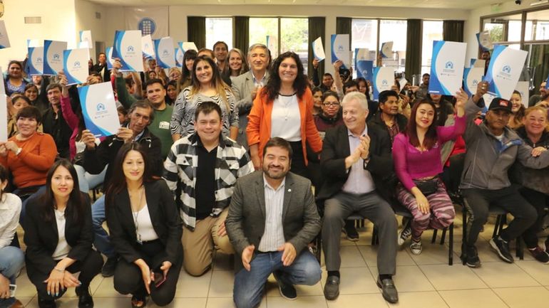 En noviembre de 2024 pasado recibieron la tenencia de la tierra que habitan hace 20 años en el sector Auca Mahuida. En noviembre de 2024 pasado recibieron la tenencia de la tierra que habitan hace 20 años en el sector Auca Mahuida.