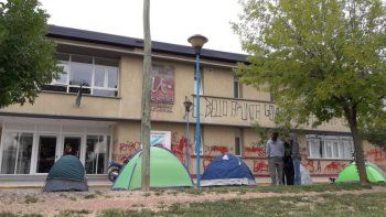 iniciaron un acampe frente a la universidad de rio negro iniciaron un acampe frente a la universidad de rio negro