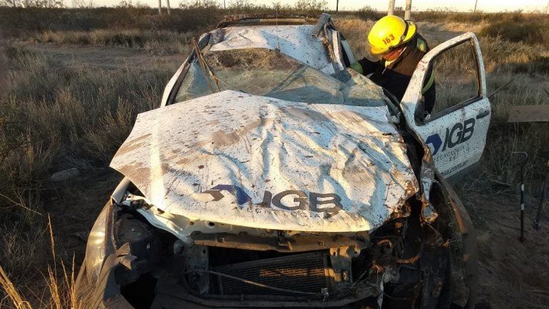 Dos cordobeses resultaron heridos tras volcar en la tercera rotonda de Centenario