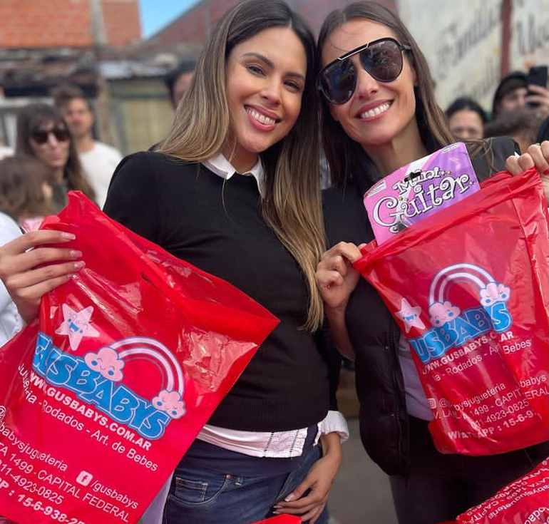 Para festejar el día de la niñez, Pampita y Barby Franco repartieron juguetes.