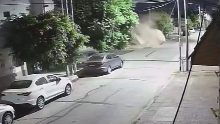 Impactantes imágenes: se derrumbó el techo de una casa y un auto quedó bajo los escombros.