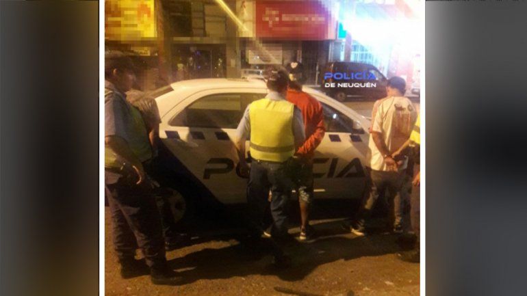 Robaron un kiosco, se fueron caminando y los atraparon