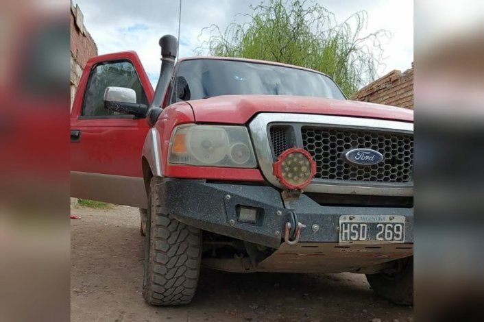 De película: tiraron abajo un portón y recuperaron la camioneta robada