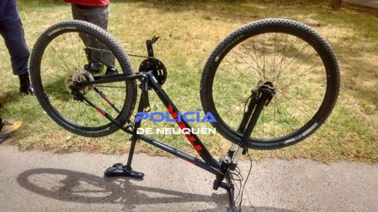 Intentaba vender una bicicleta robada y la policía lo agarró in fraganti